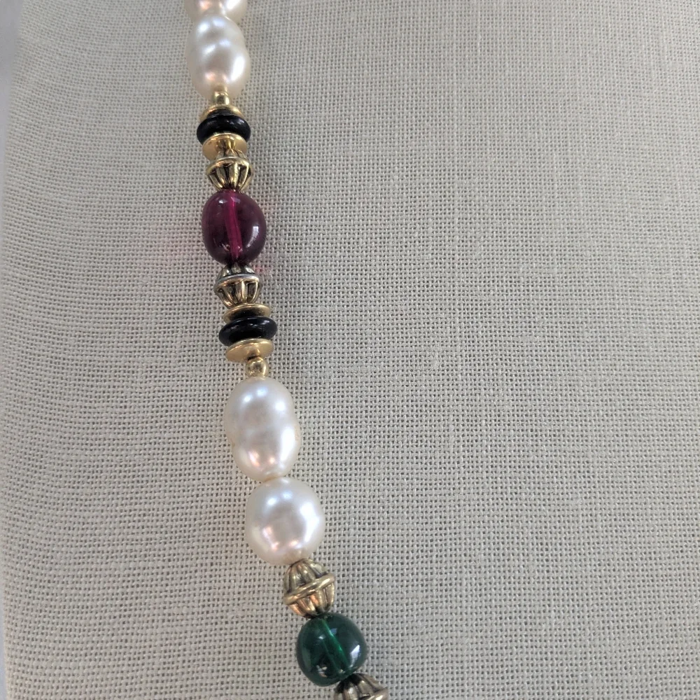 Beautiful Vintage Faux Pearl Long Necklace With Dark Red And Green Accent Beads - Picture 3 of 5